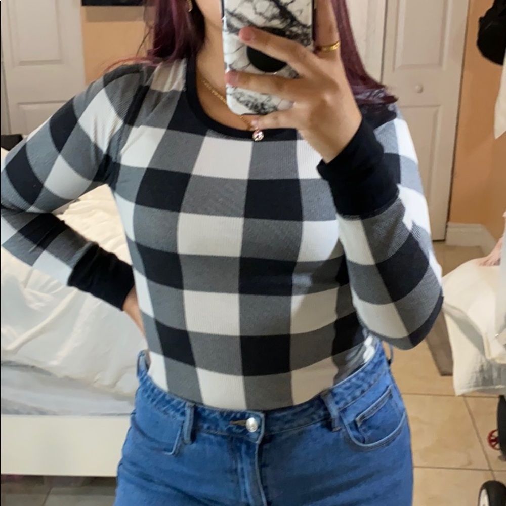 FITTED BLACK AND WHITE LONG SLEEVE